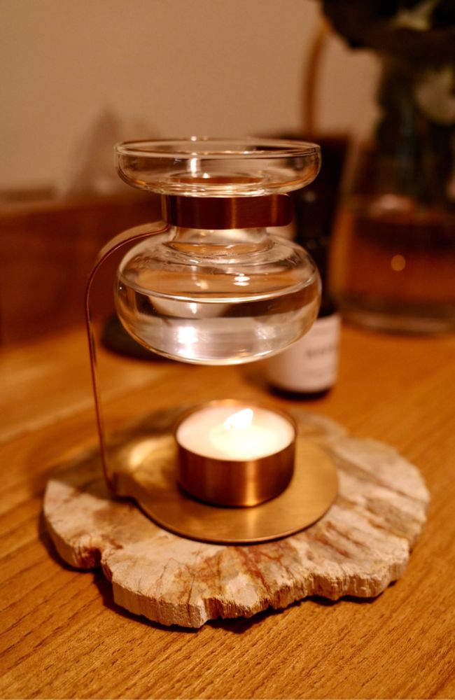 珪化木のベースに乗ったアロマオイルウォーマーの写真