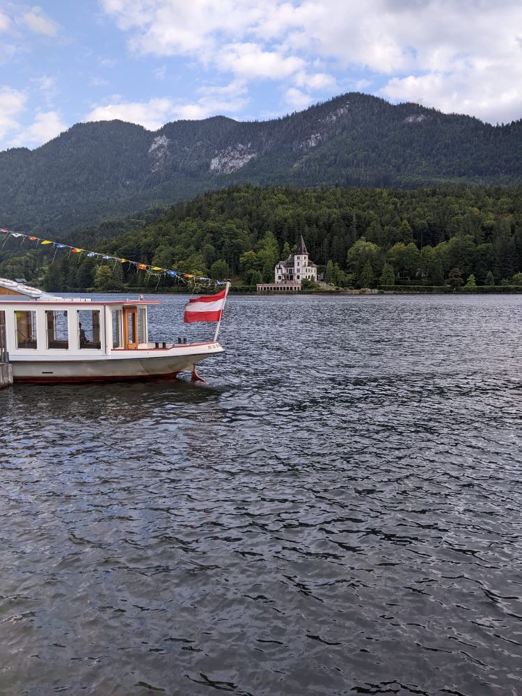 see mit schifferl und im hintergrund villa