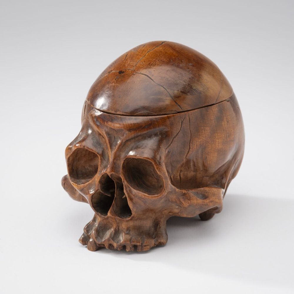 Schedel van palmhout, memento mori, 18e eeuw, particuliere collectie, foto: JAV Studio