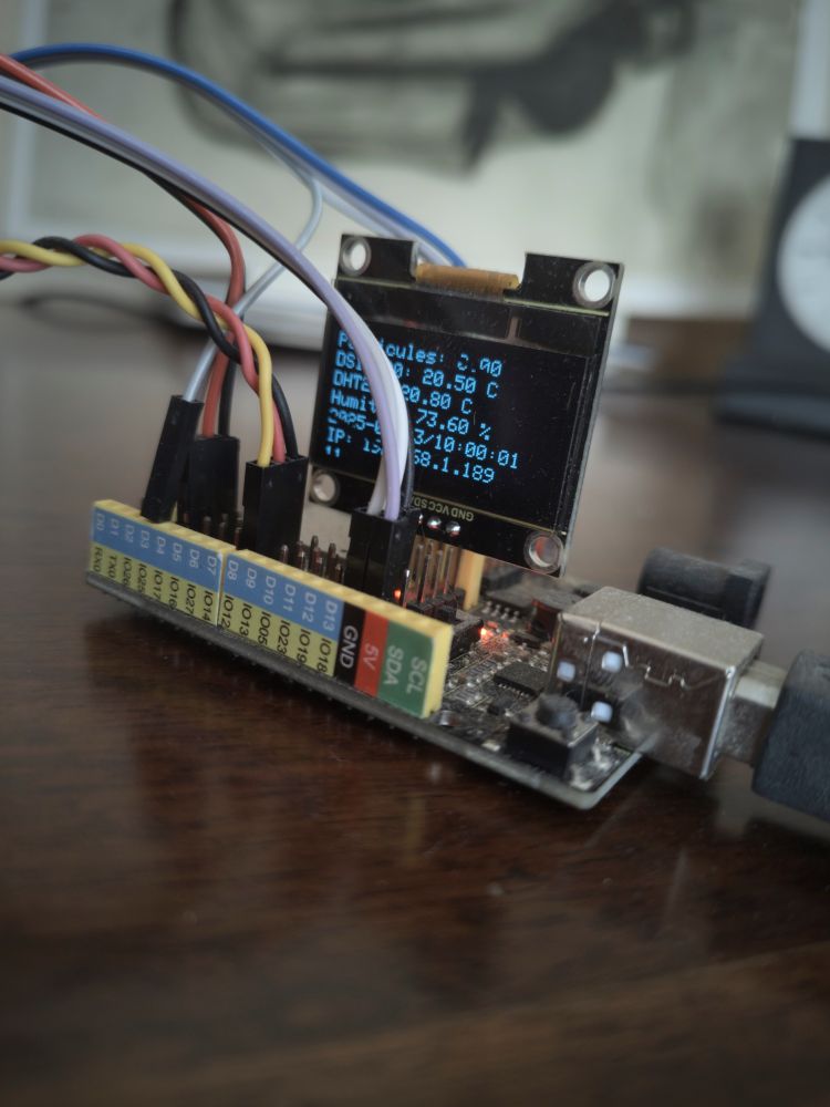 Sensor connectat amb pantalla OLED mostrant temperatura, humitat i IP local