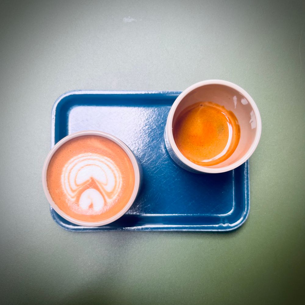 Zwei Espressotassen auf einem kleinen, blauen Tablett