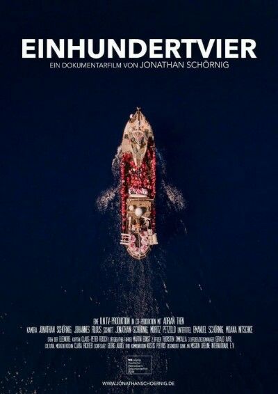 Film-Plakat zum Film "Einhundertvier"

Zu sehen ist tiefblaues Meer - in der Mitte des Bildes ist ein Boot zu sehen, auf dem sich sehr viele Menschen in roten Rettungswesten befinden.