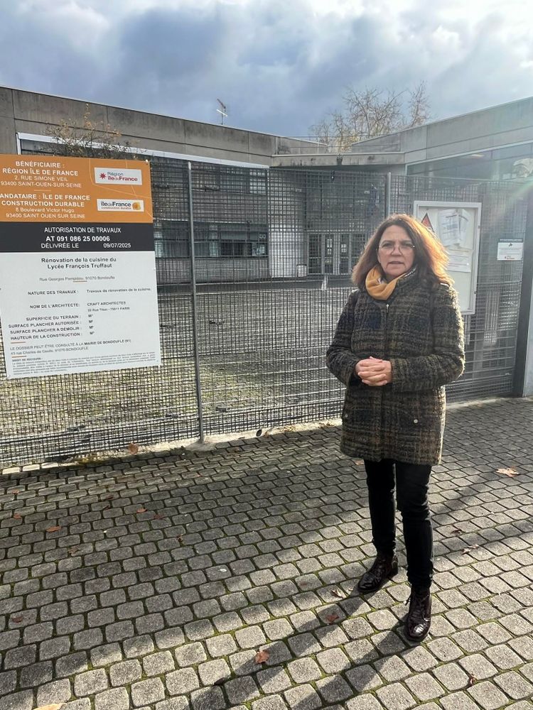 Sabine Nagel devant l'entrée du Lycée François Truffaut