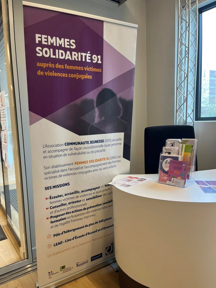 Kakémono de Femmes Solidarité 91 présentant l'association