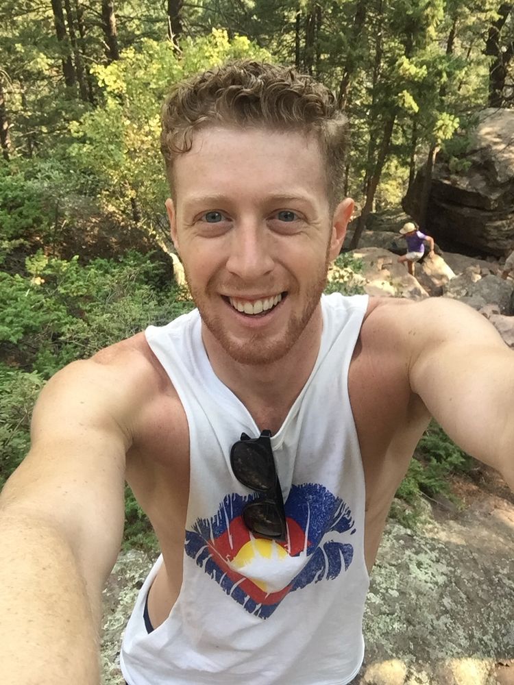 Typical white midwestern twink who moved to Colorado and made hiking his entire personality in a sad and predictable, though eventually successful, bid to bag a husband. Cerca 2015