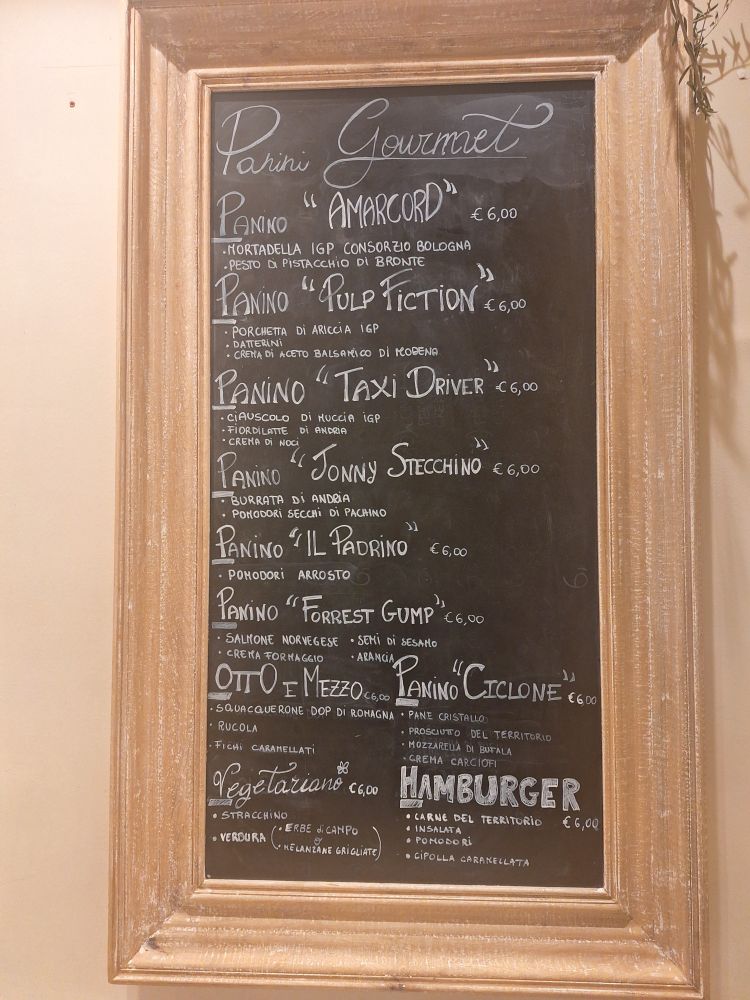 Chalkboard menu in Italian, with items like "Panino Pulp Fiction" or "Otto e Mezzo"