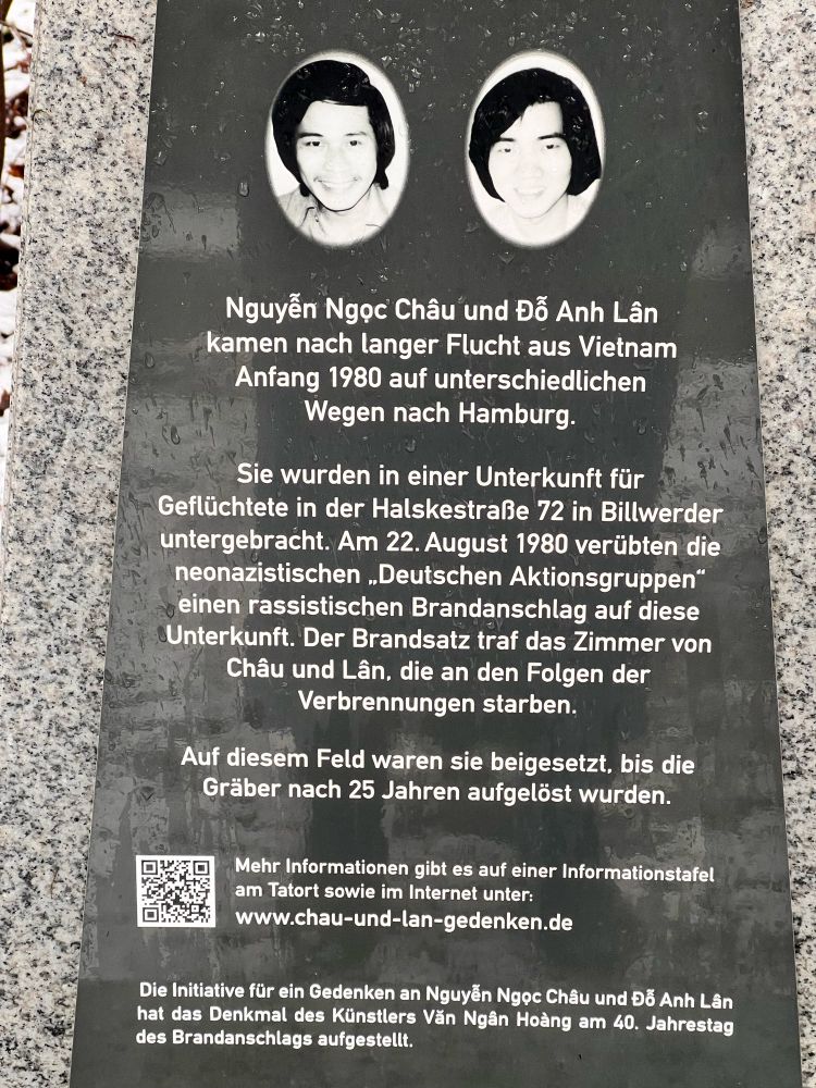 Ein Grabstein auf dem Friedhof Hamburg, Öjendorf für zwei 1980 bei einem terroristischen, rechtsextremen Anschlag in ihrer Unterkunft geflüchteten Vietnamesen.