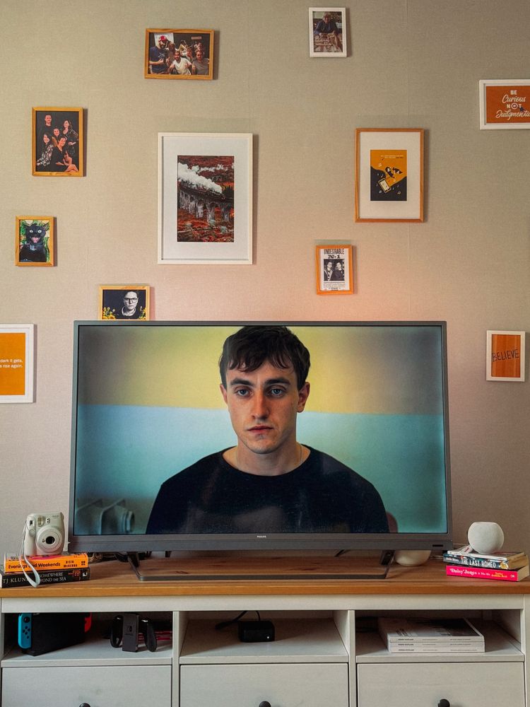 Extrait de la série télévisée Normal People, adaptation du livre éponyme de Sally Rooney. L’image montre le personnage de Connell, joué par Paul Mescal, attendant son premier rendez-vous avec sa psychothérapeute.