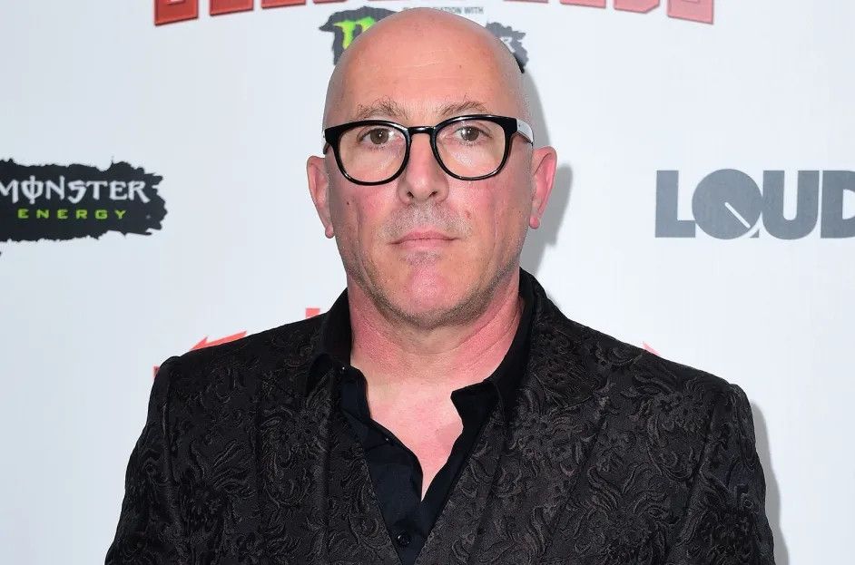 Photo de Maynard James Keenan, chanteur du groupe Loop, chauve et avec des lunettes.