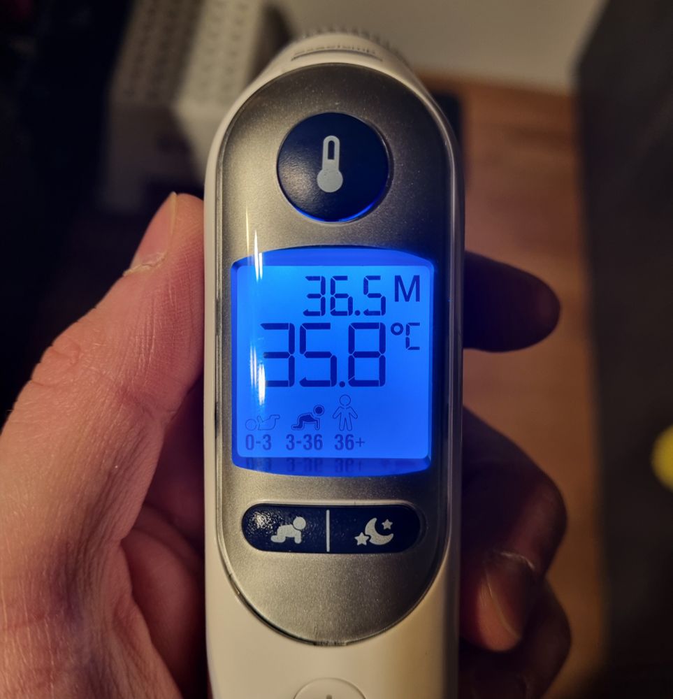 Photo d'un thermomètre auriculaire qui indique une température mesurée de 35,8°C
