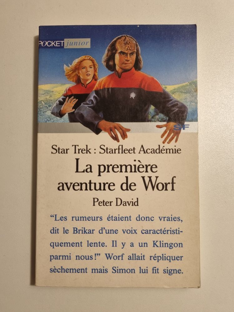 Roman jeunesse de Peter David édité chez Poket Junior dans la série "Star Trek : Starfleet Académie" et titré "La première aventure de Wolf"