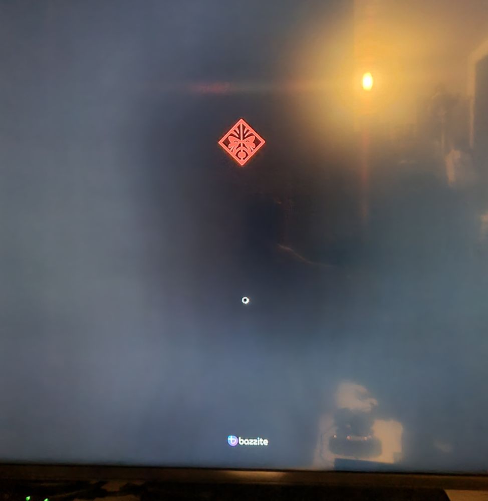 Écran noir avec logo HP Omen rouge et logo Bazzite violet et blanc et curseur en mode cercle de chargement qui tourne mais là ça tourne pas