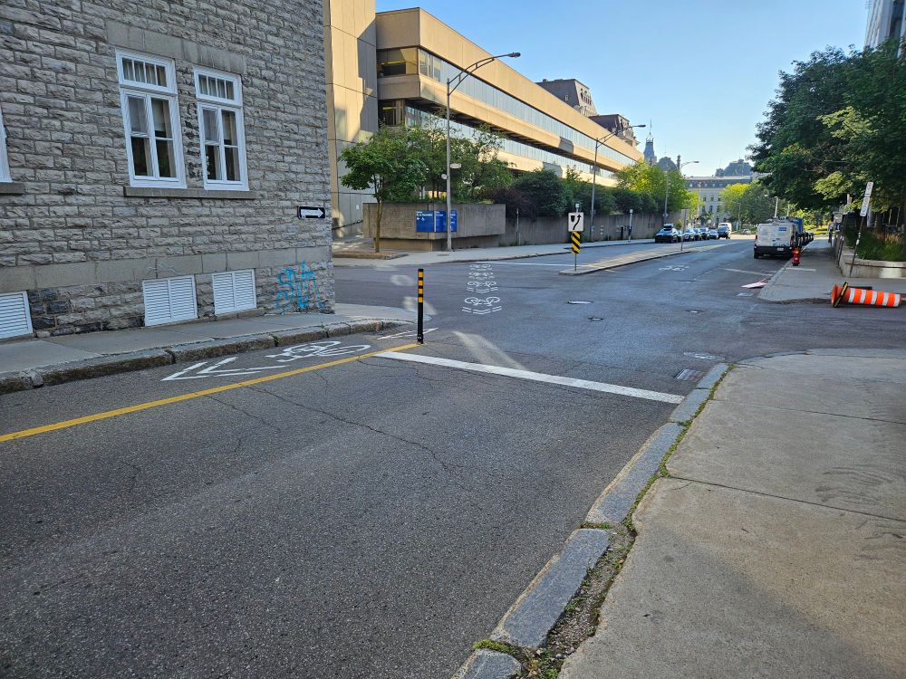 A streetscape with one one-way car lane and a bike lane in the other direction, Quebec City.