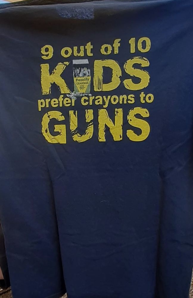T-Shirt mit dem Spruch: 9 out of 10 kids prefer crayons to guns