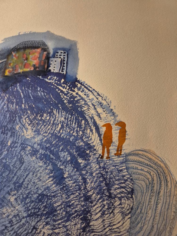 Ein Aquarellbild. Zwei hellrote Gestalten mit Vogelköpfen sind auf dem Weg. Sie laufen auf einer Oberfläche aus blauer, chaotisch linierter Fläche. Man weiß nicht wohin. Oben auf der Fläche ein Häuserensemble. Das Vorderste davon in rot/gelb/blau mit blau gezeichnetem Ziegeldach. Dahinter Hochhäuser.