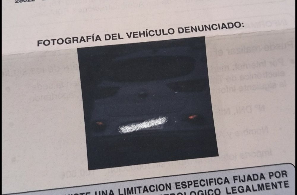 Un paparatzi me ha pillado desprevenido en mi coche (es una multa)