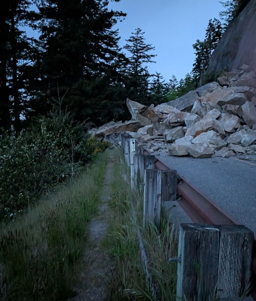 Rockslide came down over the end of this trail 