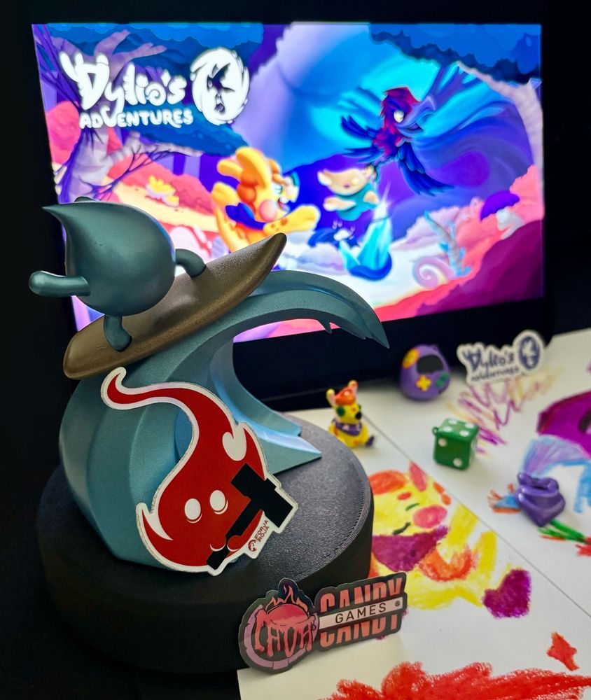 Premio llamado Goti (fabricado por Forja Roja) junto a los llaveros que regalamos al probar la Demo del juego Dylio's Adventures en Guadalindie 