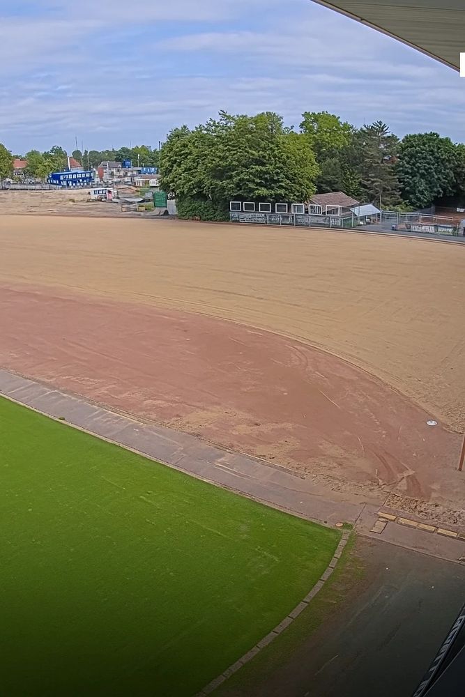 Das Bild zeigt, wie die Osttribüne im Preußenstadion bereits abgerissen ist
