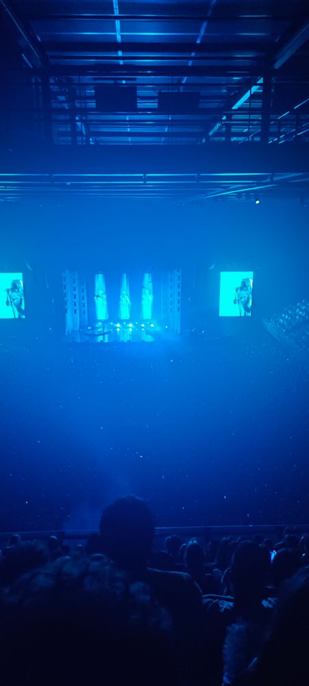 Salle de concert ambiance bleue avec Aurora