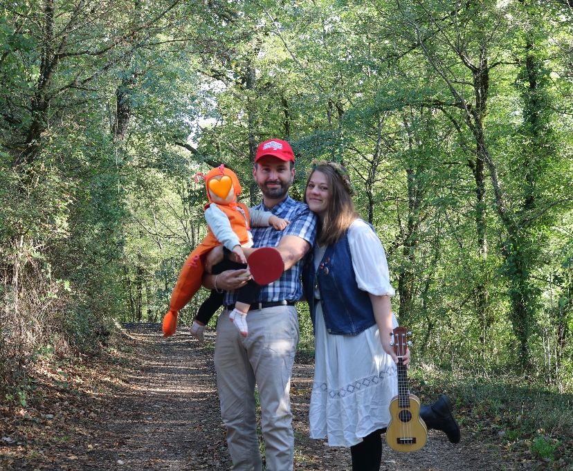 Halloween 2023 : nous sommes déguisés en Forrest et Jenny du film Forrest Gump. Notre bébé est déguisé en crevette en référence à la Bubba Gump Cie. Les arbres sont bien verts pour la saison.