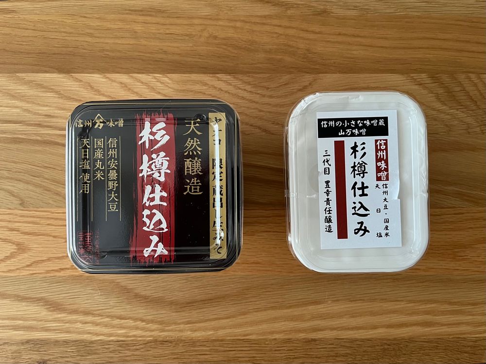 (左)ヤオコーのプライベートブランドの山万の杉樽仕込み味噌
(右)紀ノ国屋のプライベートブランドの山万の杉樽仕込み味噌