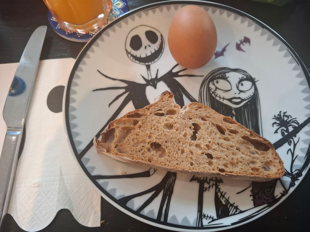 Frühstücksteller mit Jack Skellington seiner Braut und einem gekochten Ei mit einer Scheibe Brot 