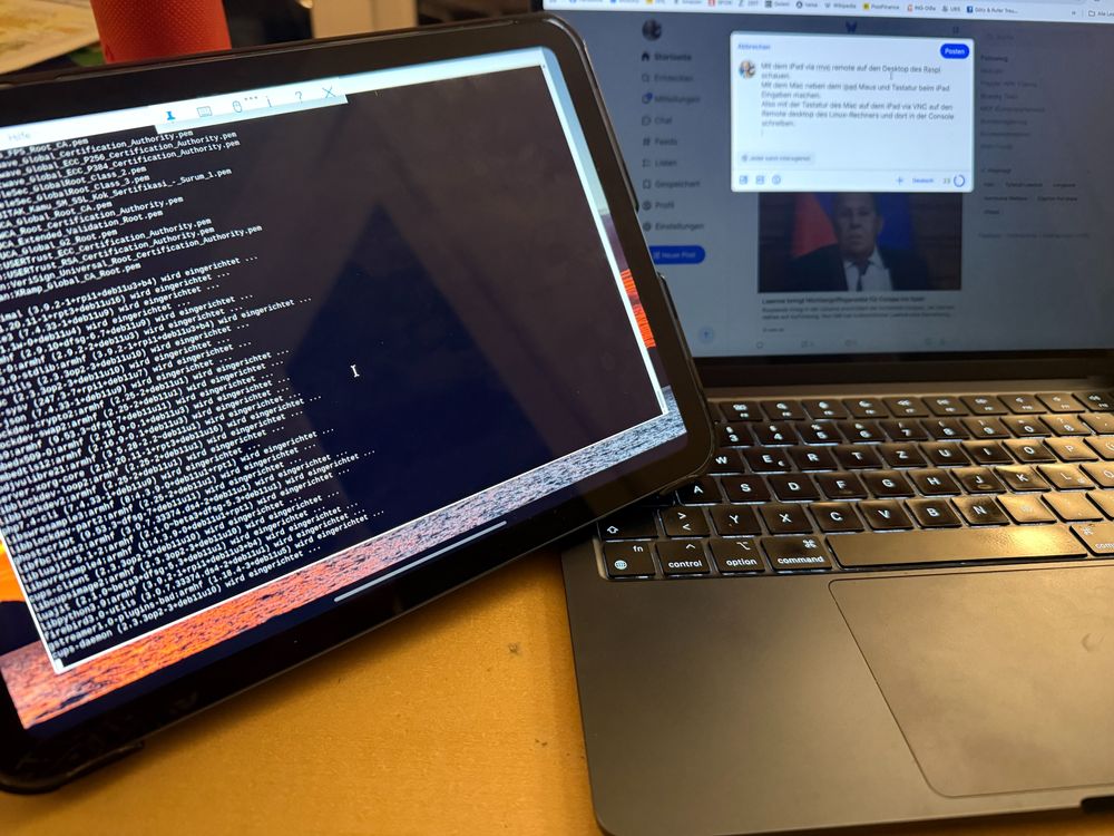 ein iPad mit geöffneter Console neben einem Macbook Air, auf dem dieser Post begonnen wurde.