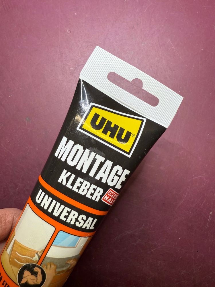 Eine Tube Montage Kleber.
