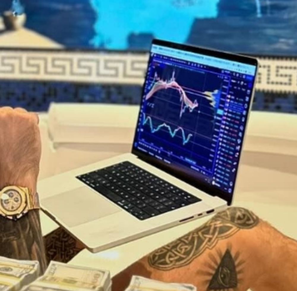 Laptop, der offenbar nachträglich ins Bild eingefügt wurde. 