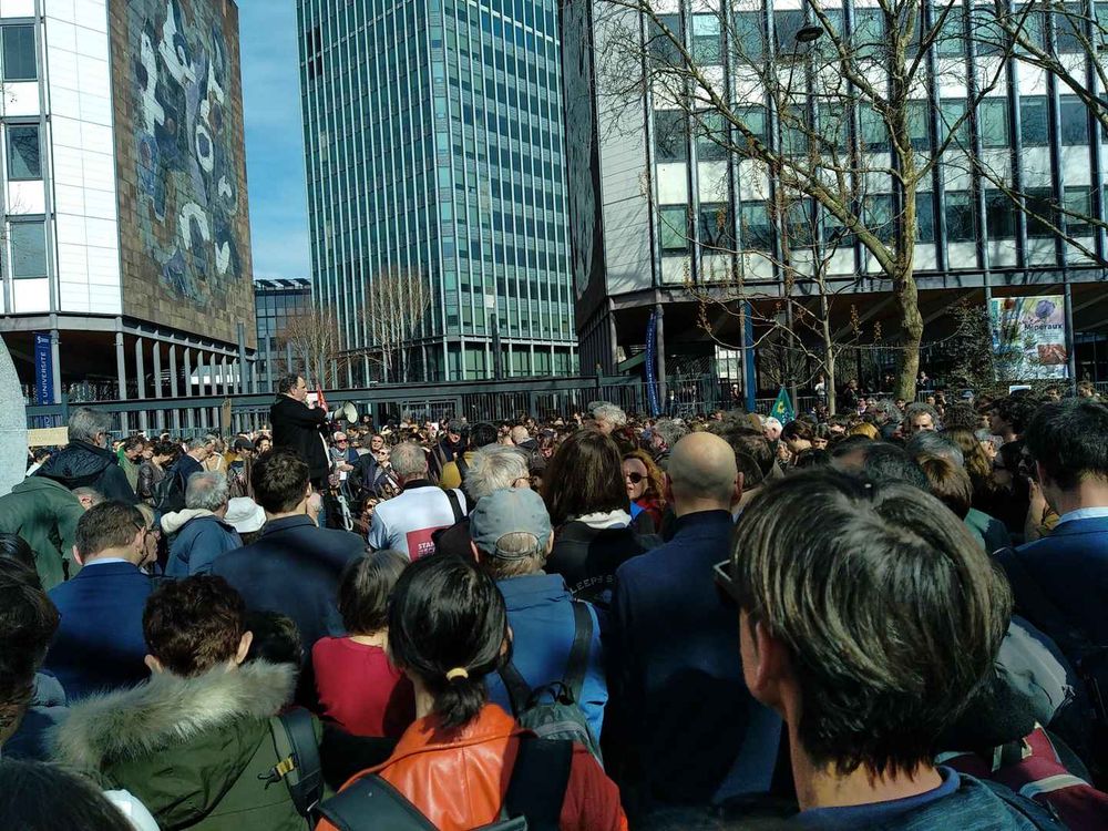 La foule devant Jussieu 