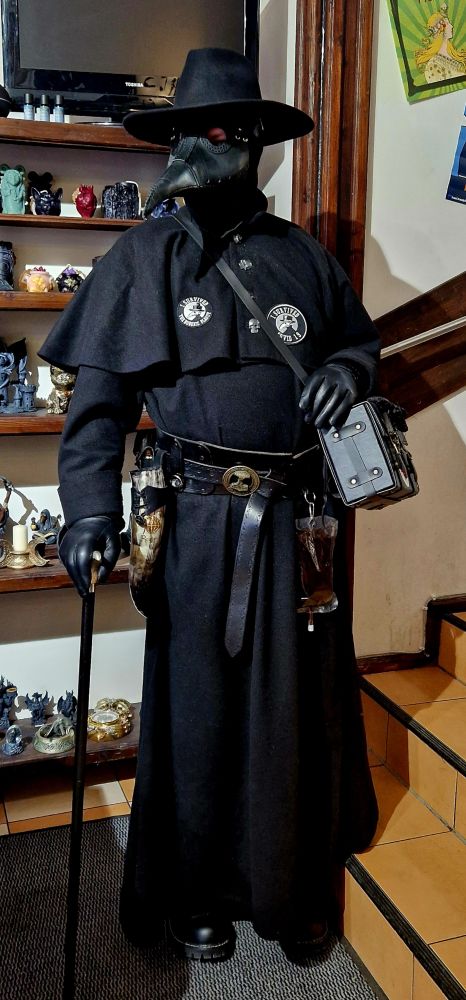 Mein Kollege im Pestdoktor Outfit 