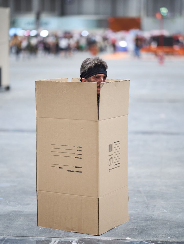 Yo, con mi Cosplay de Naked Snake de Metal Gear Solid, en una caja de cartón disimulando y asomando levemente la cabeza.