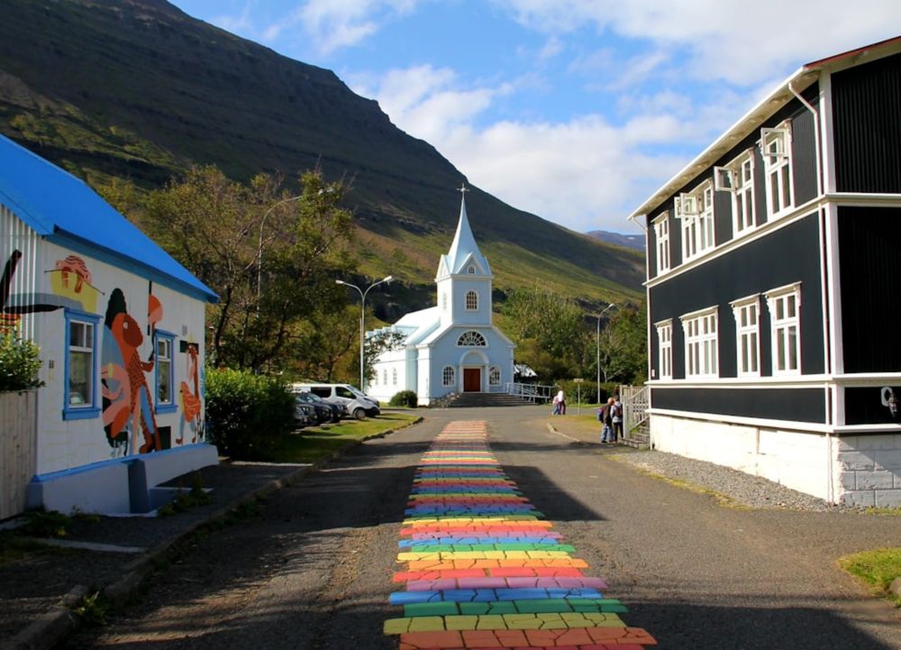Where Can LGBTQ+ Seekers Find a Truly Open and Affirming Church? (And Avoid the Fake Ones)