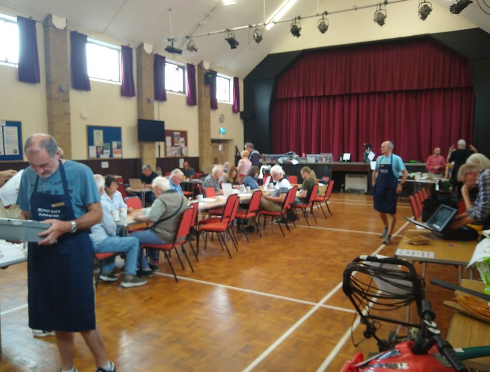 Overall view of the hall with the Repair Cafe underway