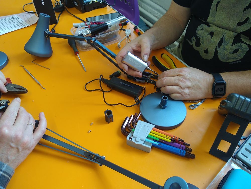 Someone fixing a table lamp at a previous repair cafe event.
