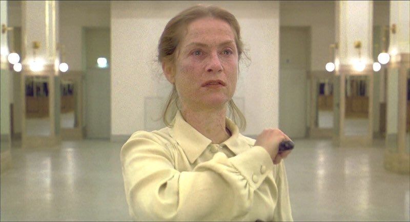 isabelle huppert em le pianiste se dando uma facada