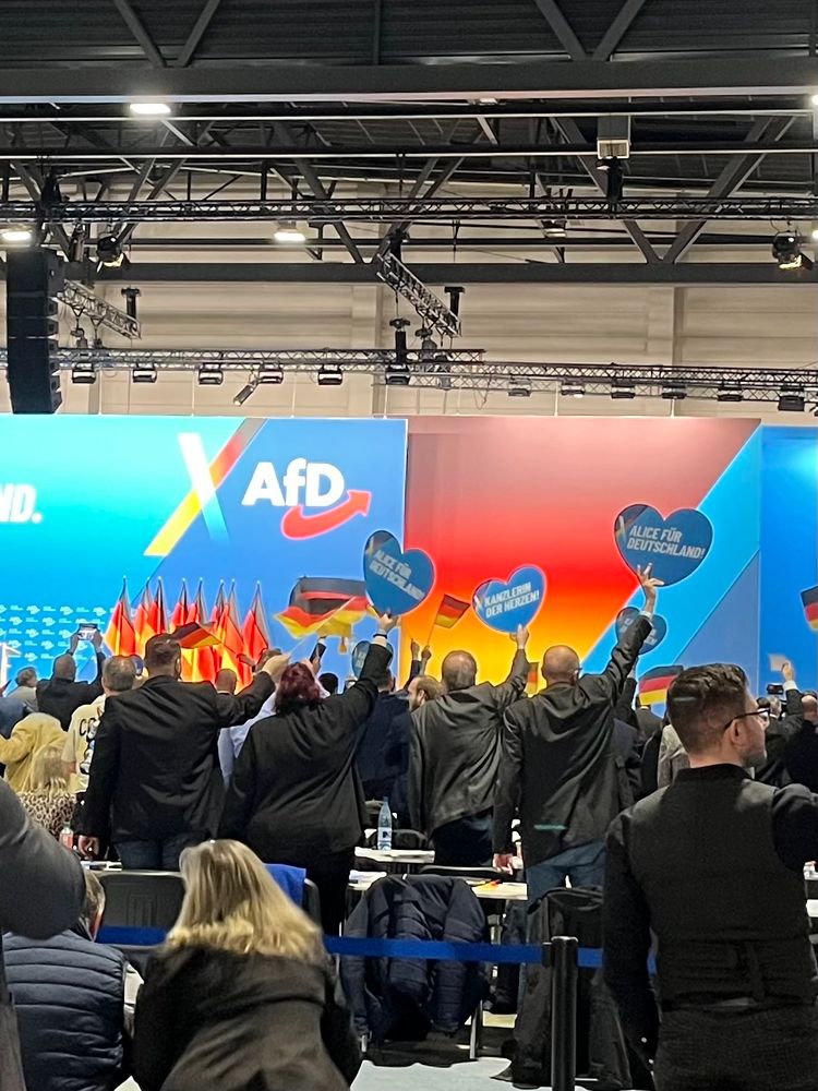Foto von Delegierten mit „Alice für Deutschland“-Herzen 