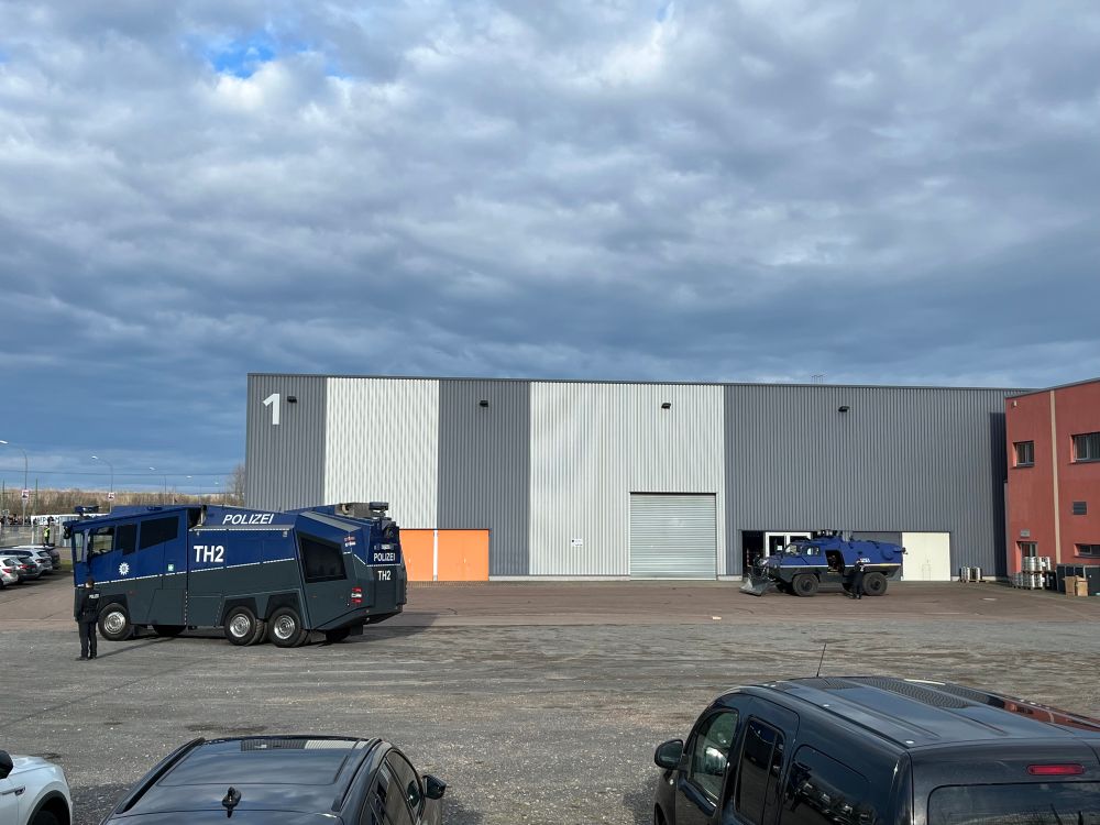 Wasserwerfer und Räumfahrzeug der Polizei 