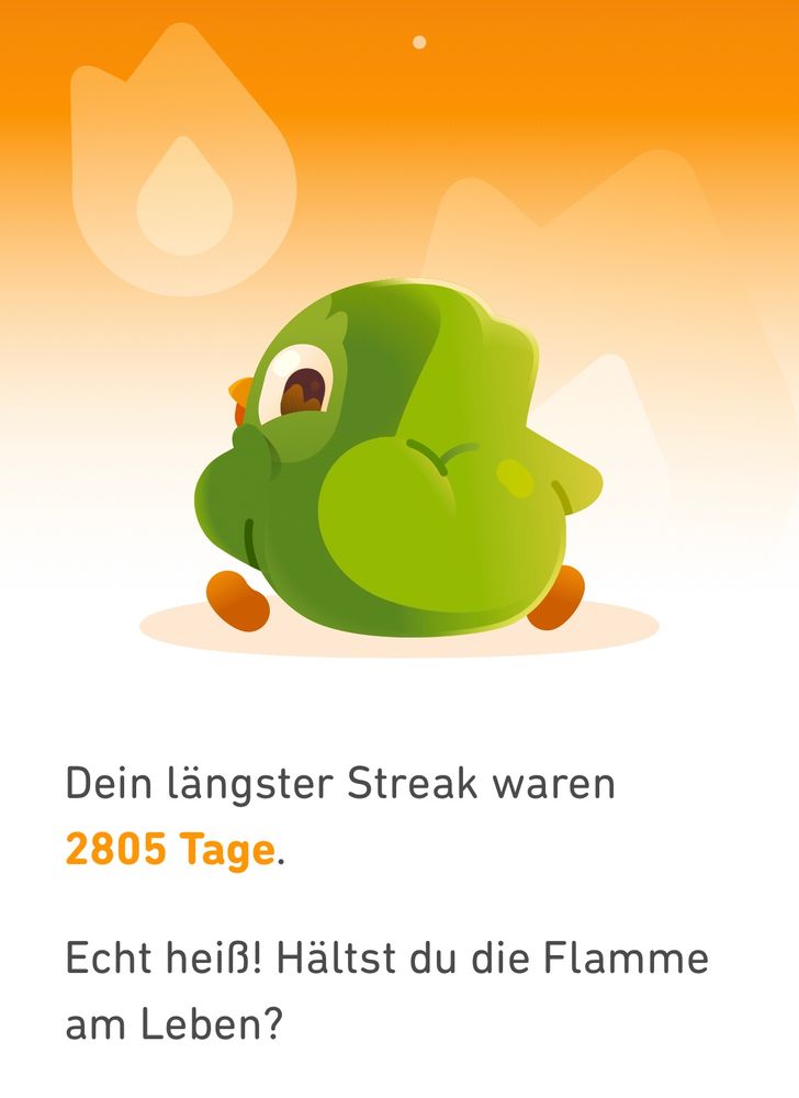 ein screenshot aus dem duolingo jahresrückblick 2024: die duolingo eule streckt ihren hintern richtung display oder soll sexy tanzen. darüber flammenemojis und darunter text: "dein längster streak waren 2805 tage. echt heiß! hältst du die flamme am leben?"