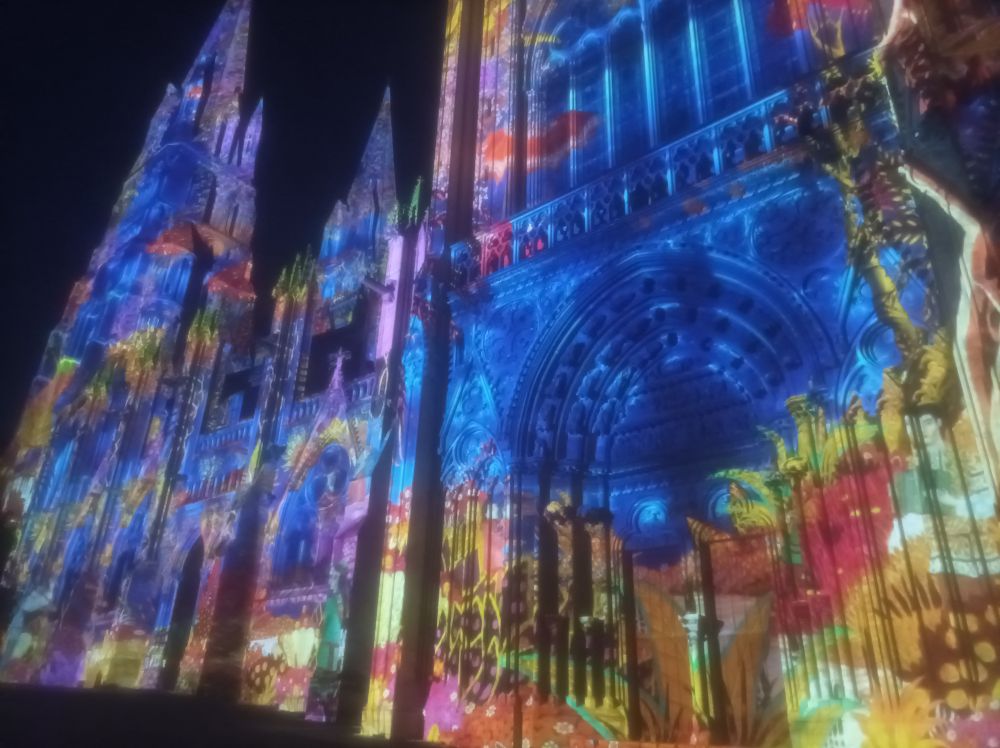La cathédrale de Bayeux illuminée par les dessins d'Alain Thomas.