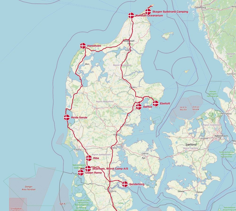 Der Dänische Ausschnitt der Karte in etwas mehr Zoom und mit den Location-Namen neben den Flaggen-Punkten: entlang der Nordseeküste von Skærbæk über Rømø, nach Ribe und Hvide Sande, weiter nach Hanstholm und Skagen und bevor es an der Ostsee-Seite dann nach Ebeltoft, Aarhus und Sønderborg ging auch noch im Nordsøn Oceanarium vorbei 😅