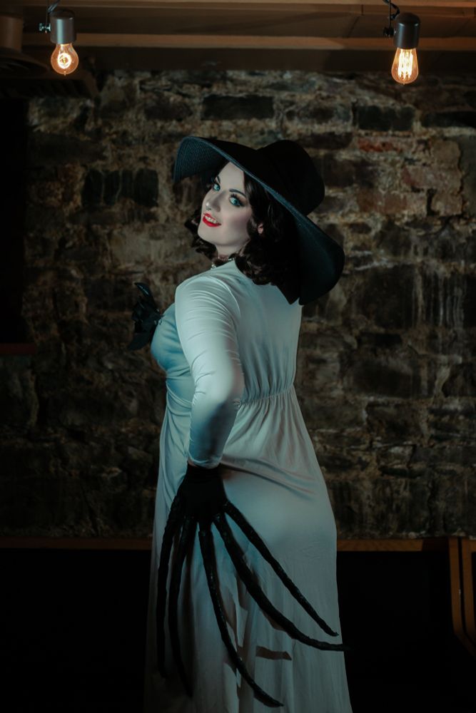 Villanarei cosplaying Lady Dimitrescu from Resident Evil