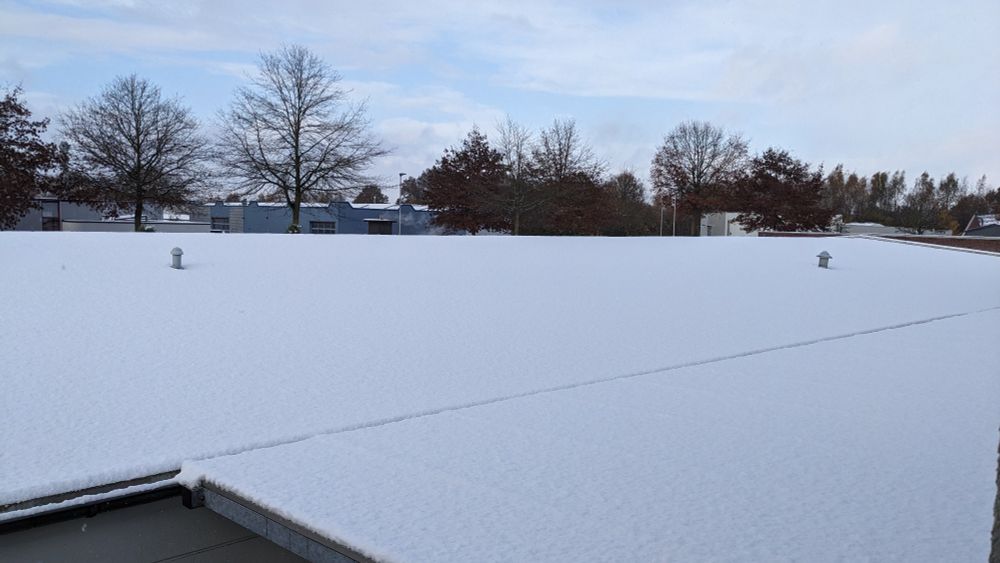 Ein Schnee bedecktes Hallendach.