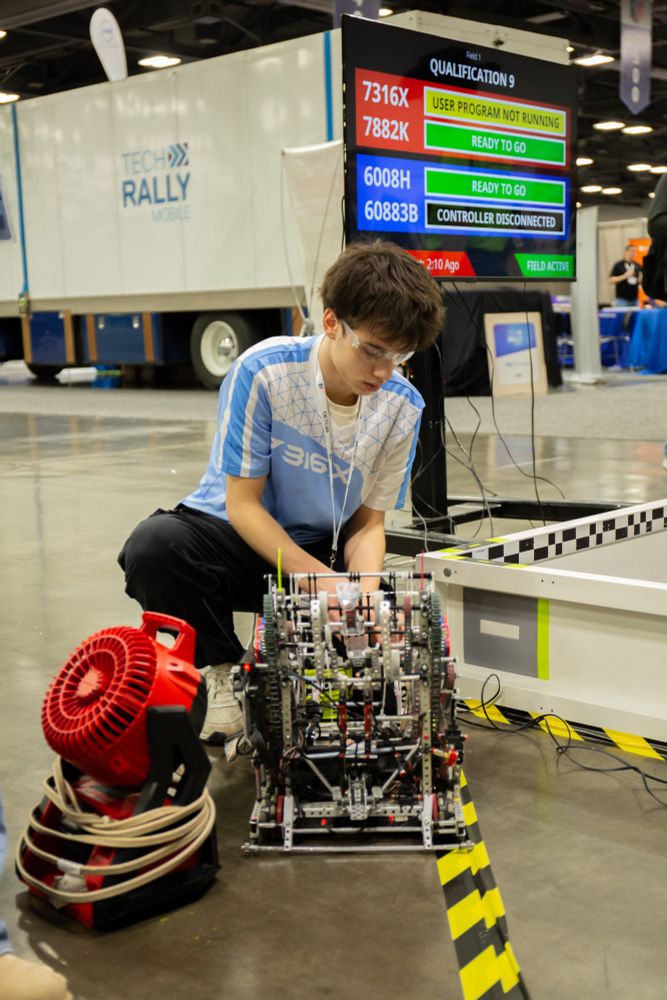A student works on a robot at the Ohio Educational Technology Conference