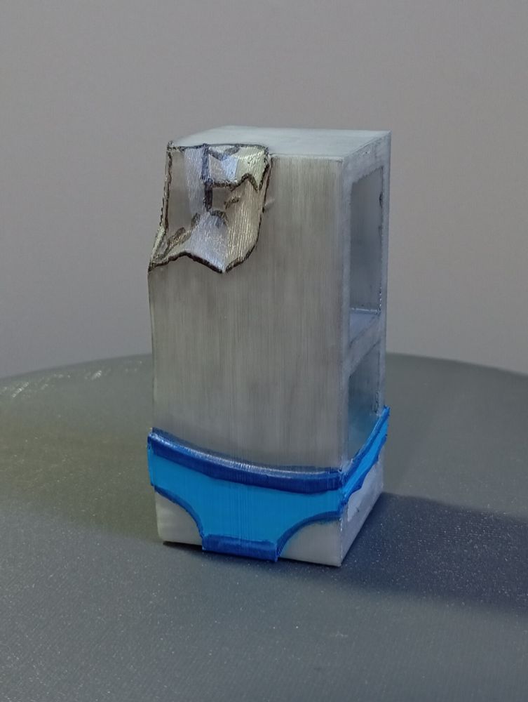 Visão das costas da mesma figura, tijolo está levemente danificado na parte de cima