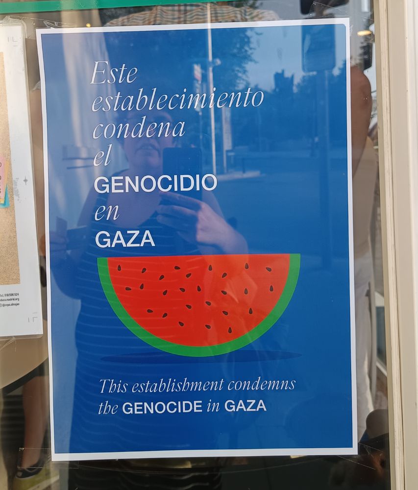 Texto sobre fondo azul:
"Este establecimiento condena el genocidio en Gaza"
Y un dibujo de una raja de sandía.