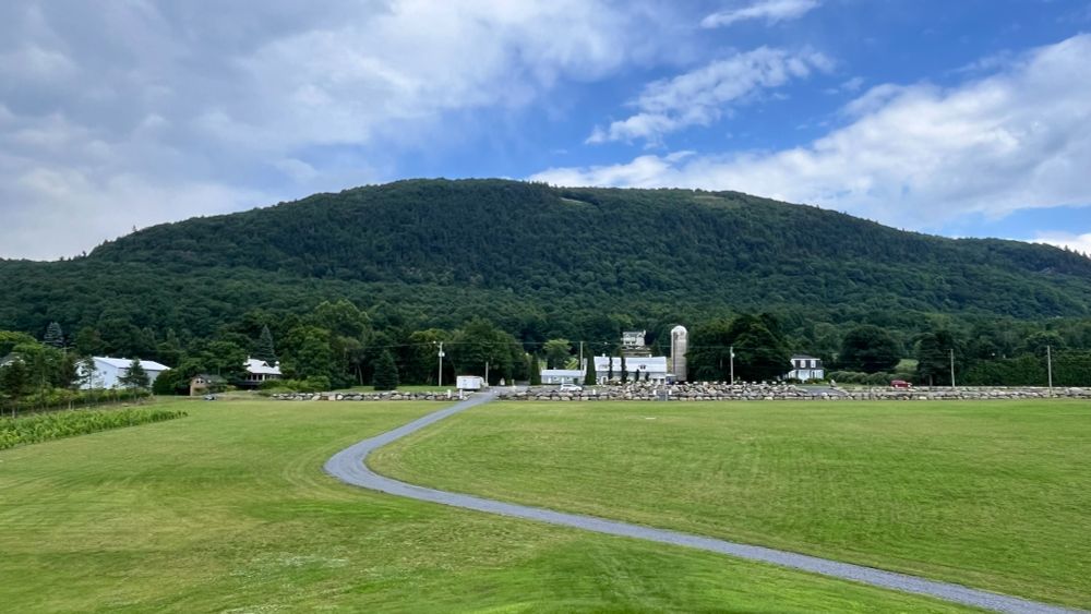 Le Mont Yamaska vu depuis la piste d'atterrissage pour parapentes du Vignoble Les Petits Cailloux
