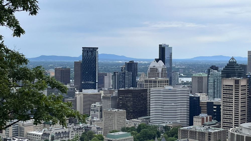 Depuis le sommet du Mont-Royal, vue de gauche à droite sur les monts Saint-Bruno, Saint-Hilaire et Rougemont.