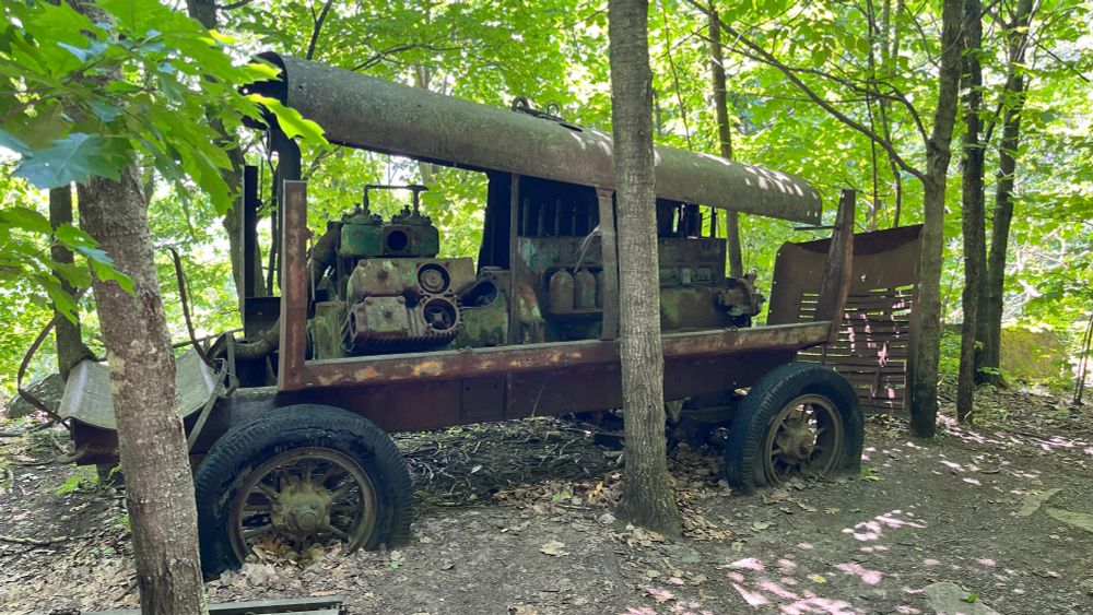 Les camions de l'ancienne carrière ont été laissés sur place au grand bonheur des enfants.